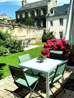 Apt duplex ou plain pied tout confort plein centre ville Bayeux avec terrasse ou extérieur parking gratuit à proximité, proche plages du débarquement
